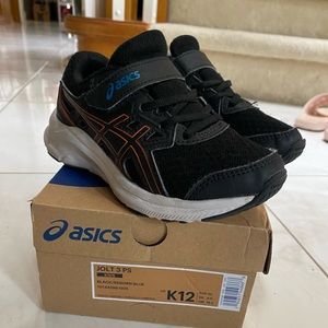 Kid ASICS running shoes